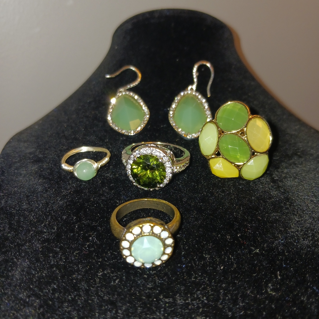 Green Toned Jewelry Lot From Huge Jewelry Claim Very Good To Excellent 22$